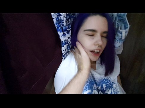 ❤️ Natagpuan ang aking kapatid na babae sa aparador at tinulungan ang kanyang cum ❤️❌ Russian porn sa amin ❌❤