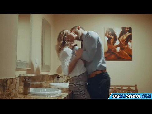 ❤️ Kapag ang isang busty blonde seduces sa isang pampublikong banyo ❤️❌ Russian porn sa amin ❌❤